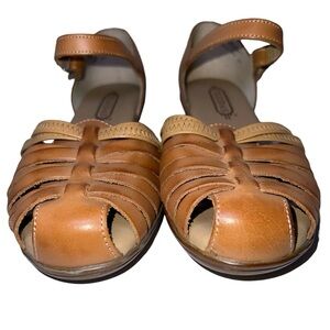 Tejidas Women’s Tan Strappy Buckle Kitten Heel Comfortable Sandals. Size 7M